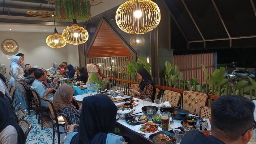 Mempererat Tali Silaturahmi: Buka Bersama Keluarga Besar Dosen UBL dalam Semangat Konservasi