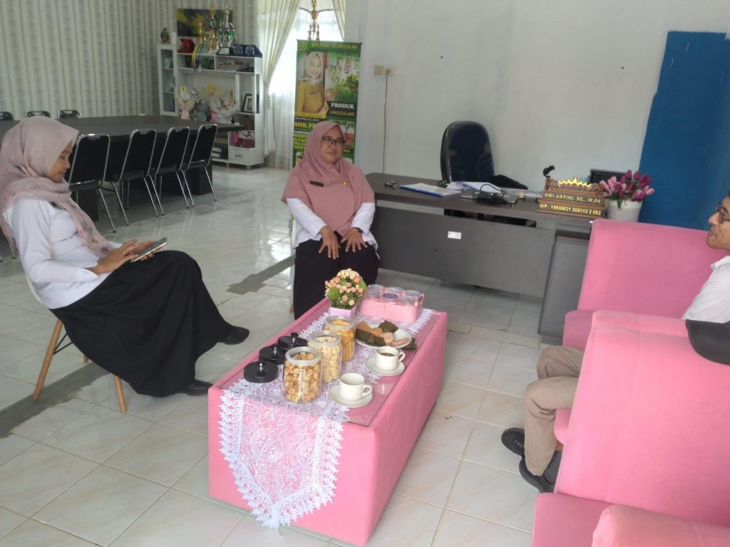Implementasi Teknologi di Sekolah: Mendorong Smart Farming dan IoT di SMKN 1 Gedong Tataan